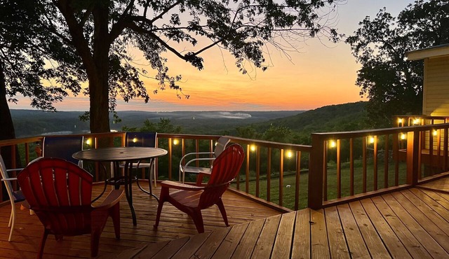 Lakeview Sunset Oasis Retreat on Pettit Mt near Tahlequah, 4 min drive to lake in Park Hill