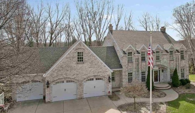 Lambeau Field retreat 1.6 Miles from Lambeau 2k sqft Lower level Luxury Walkout in Green Bay