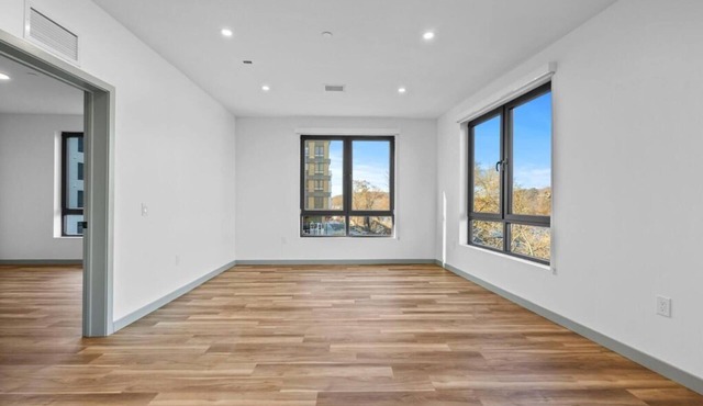 Landing | Stylish Studio, Gym, Pool in Haverhill