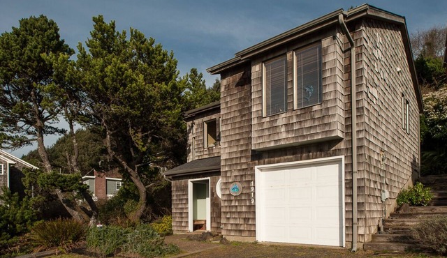 Large beautiful home 2 blocks to beach w/astounding views of the Pacific! in Lincoln City