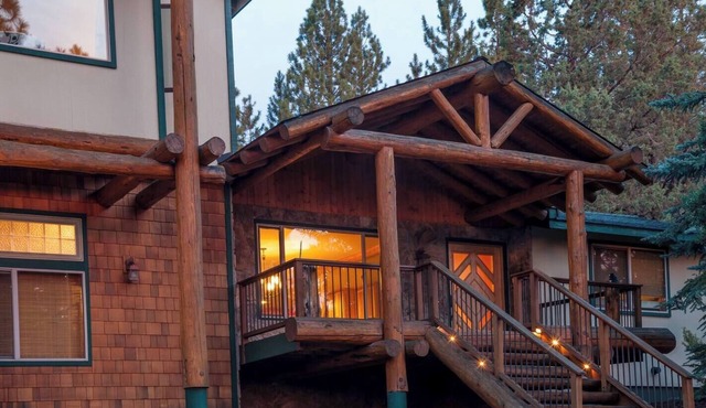 Large cabin with hot tub in Bend