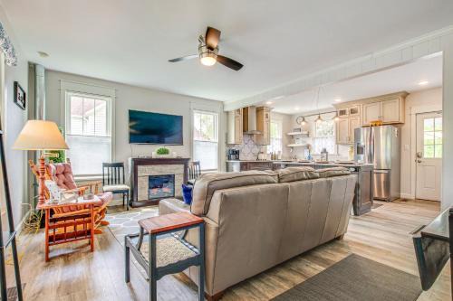 Lavish House w/Patio - 2 Blocks to Green Lake! in Green Lake