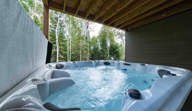 Le Chic Repère 127: Hot Tub, Games & Covered Deck in Les Éboulements