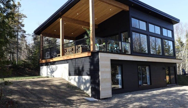 Le Sélect | River View Private Hot Tub Pet Friendly in Les Éboulements