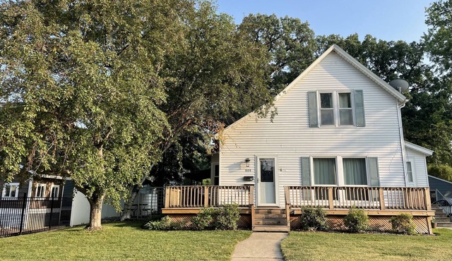 LOCATION LOCATION LOCATION! Short walk to beach, park, shops, restaurants & bars in Clear Lake