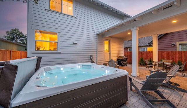 Lodge with Spa, Walk to Old Mill in Bend