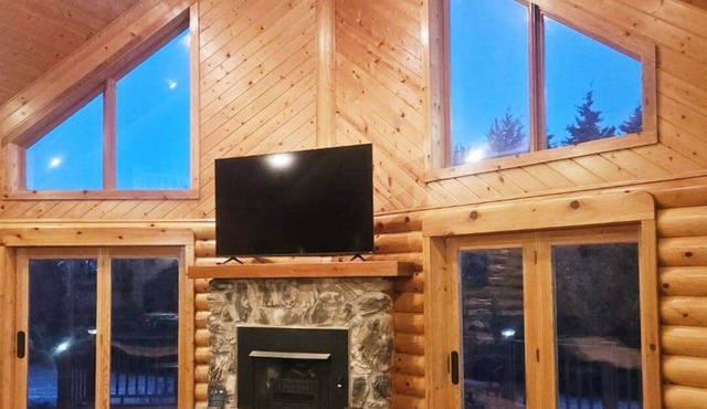 Log Cabin located minutes from Missouri River, airport, I-90 and downtown. in Chamberlain