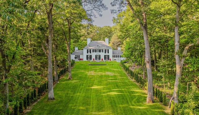 Long Island’s most unique stay! Beautiful home on The Gold Coast. in Cold Spring Harbor