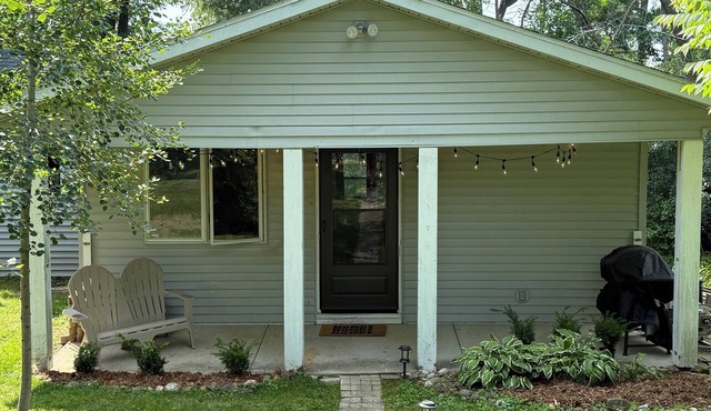 Long Lake Cabin + Camp - spacious cabin on 1 acre wooded lot minutes from water in Cascade