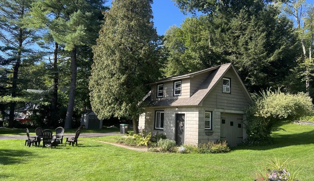 Looking for a getaway? This is the perfect cottage for you. Pet friendly! in Schenectady