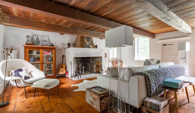 Luxe Historical Style - 2 FP’s & Soaking Tub in Kingston