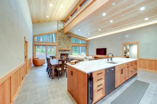Luxe Valley Home w/Sauna & Hot Tub Near Mazama in Winthrop
