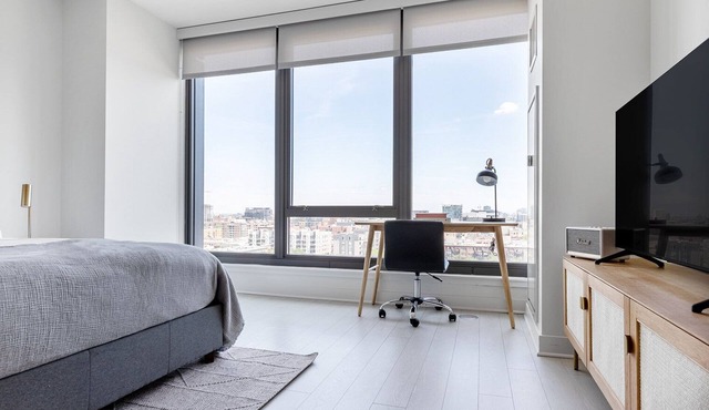 Luxe West Loop Studio w/Gym, Pool, Coworking, walk to UIC, by Blueground in Chicago