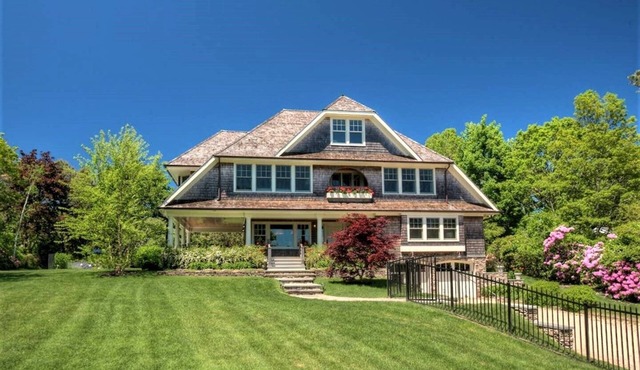 Luxurious Gated 4-Bedroom retreat with BayOcean View in Southampton