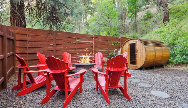 Luxurious Log Cabin Getaway at White Pass in Naches