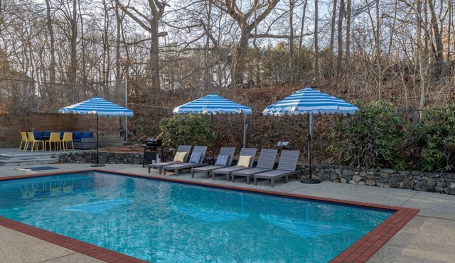 Luxury Boston Ranch –Sleeps 8|Pet+|Heated pool in Framingham