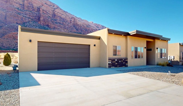 Luxury desert condo with hot tub and mountain views - near town in Moab