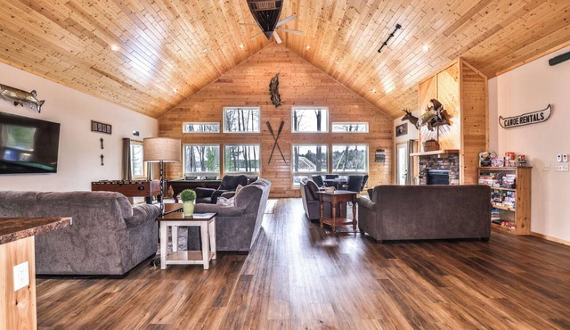 Luxury Eagle River Chain Home- Trail access, Free Firewood, & High Speed WIFI! in Eagle River