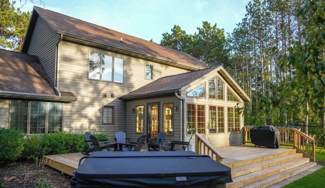 Luxury Golf Retreat w/Hot Tub & Game Room in Nekoosa