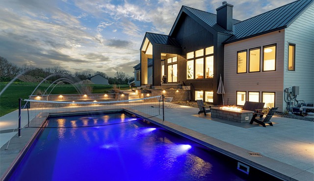 Luxury Poolside Retreat | Sauna | Theater Room in Ada