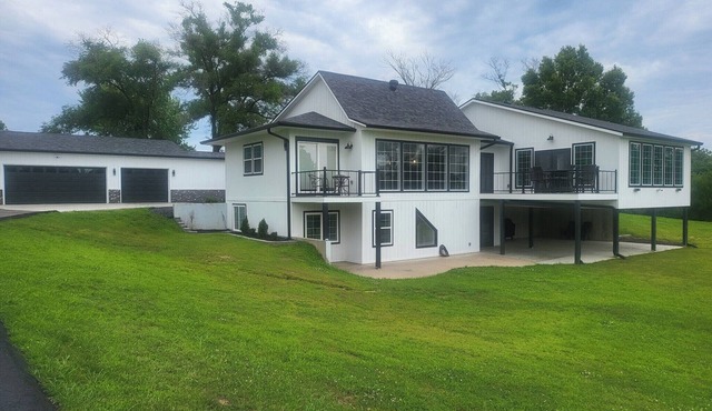 Luxury Private 5-Acre Estate 4BR Sleeps 10 Events Welcome 20min KCI KC in Liberty