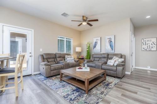 Luxury, Style and Comfort 4 Bathrooms 21 in Ridgecrest