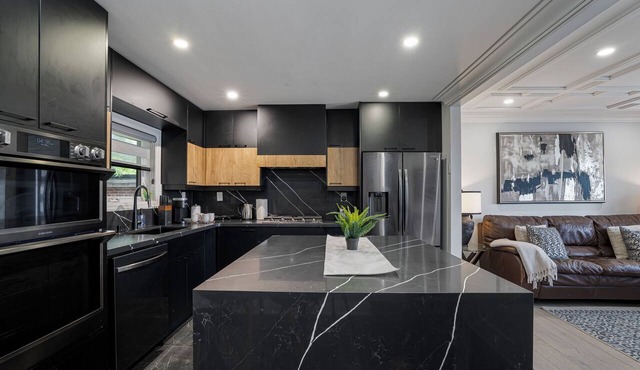Luxury Toronto Stay with BBQ, Gazebo, Games & Parking in Toronto