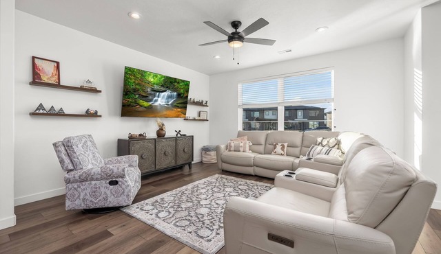 Luxury Townhome! Mountain Views! Family Amenities! Seasonal Pool & Pickleball! in American Fork