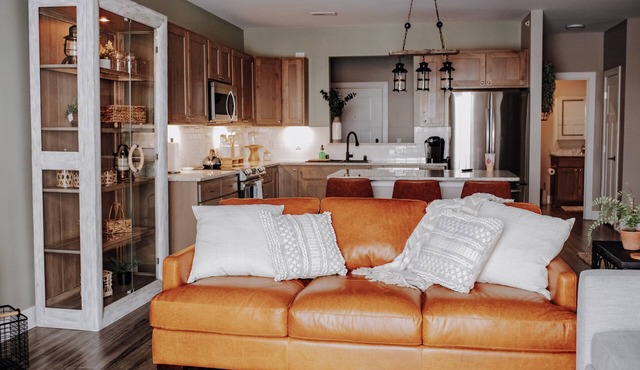 Luxury Waterfront 2BR w/King Suite in Schofield