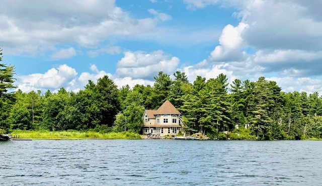 Luxury Waterfront Lake Home in the Thousand Islands Area in Redwood