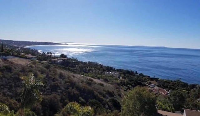 Malibu Everafter 2 Adjoining guest apartments sleeps 8 in Malibu