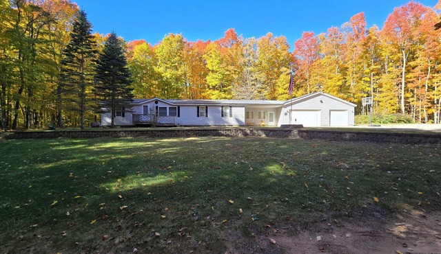 Mancelona Beer Garden, 20 private wooded acres, 3bed, 2 bath, sleeps 10 in Mancelona
