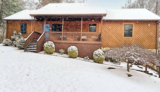 Massanutten Retreat: Skiing, Hot tub, Game Room, Kid and Pet-Friendly! in McGaheysville