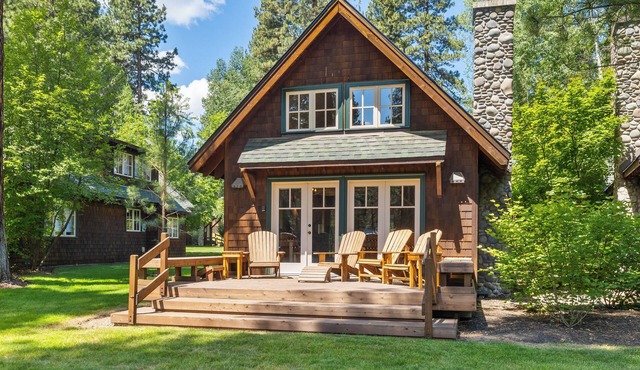 Metolius River Resort Cabin 7 Luxurious cabin on the Metolius River w/fireplace in Camp Sherman