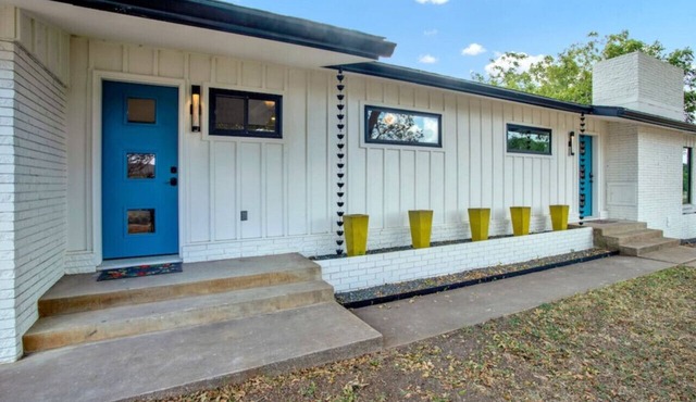 Mid-Century Modern Albert Home in Stonewall