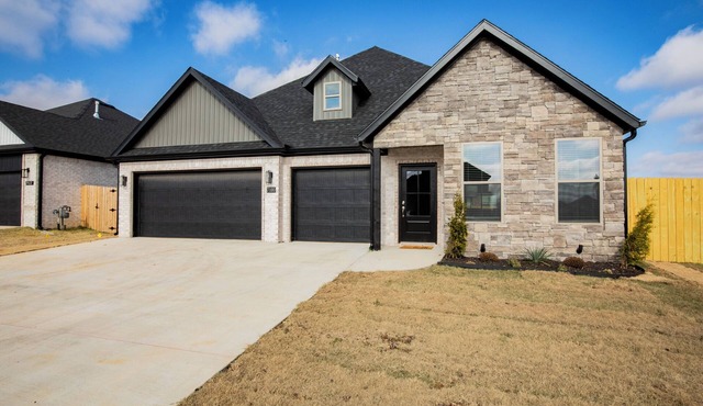Minutes from the airport, beautiful new Bentonville home! in Bentonville