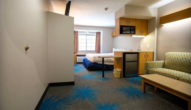 Modern 1-bedroom apartment in fabulous Sturbridge with AC & Breakfast in Sturbridge