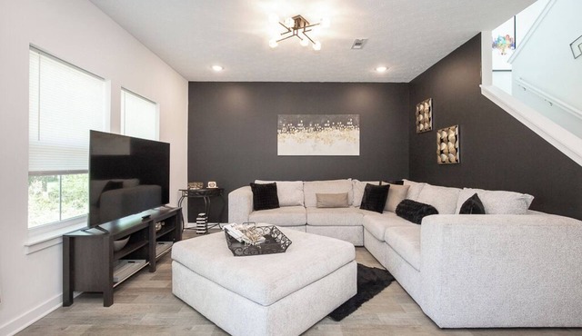 Modern 3Bdrm Home | Family-Friendly, Close to Zoo in Akron