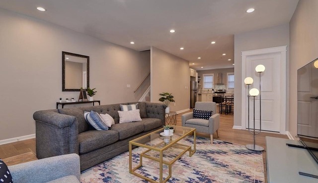 Modern All-New, Near Downtown, Private Parking - walking to Children Hospital in Pittsburgh