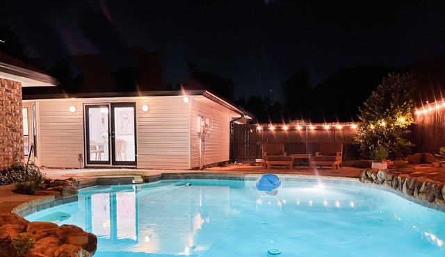 Modern coastal home with pool & jacuzzi in Grapevine