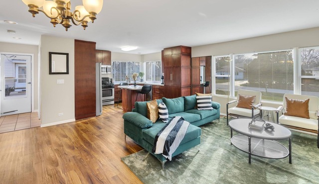 Modern Cozy Getaway + Pool Table in Winfield