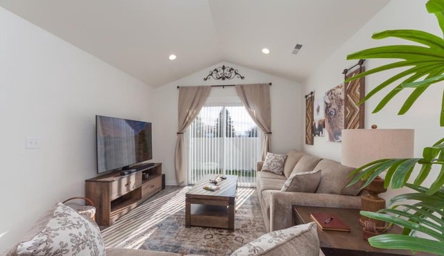 Modern Decor & Style KING bed Wifi with Garage in Spokane