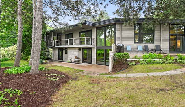 Modern Lake House w/Hot Tub, Game Room & Relaxing Views in Stevens Point