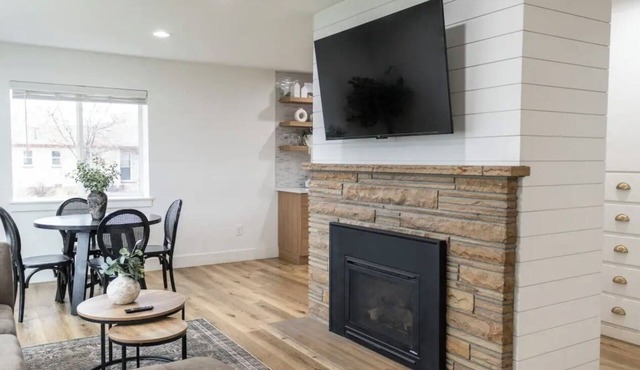 Modern Lux Upstairs Unit Near SLC W/King Bed, Yard, Garage and Washer/Dryer in Murray