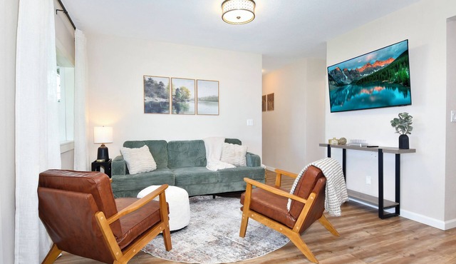 Modern Luxury 2BR Retreat Near Shops & Dining in Vancouver