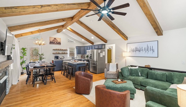 Modern Massanutten 5BR w/Hot Tub, Sauna, Firepit in McGaheysville