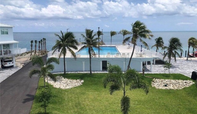 Modern, Oceanfront Views Apartment in Marathon with a pool and a marina in Marathon
