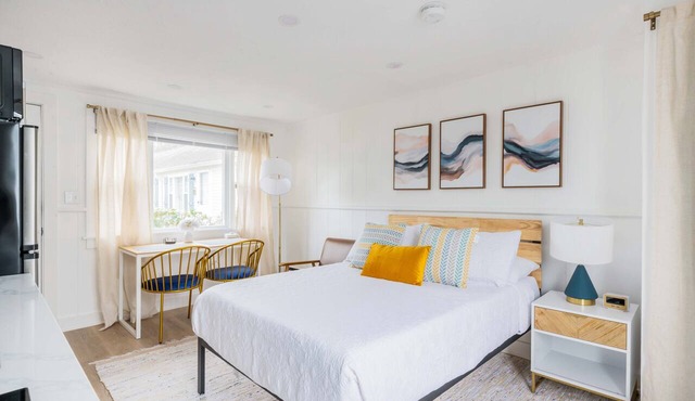 Modern & Renovated Studio Condo - Steps to the Beach! - WiFi, Free Parking in Dennis
