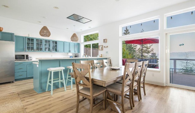 Modern retreat w/stunning views & hot tub in Hoodsport