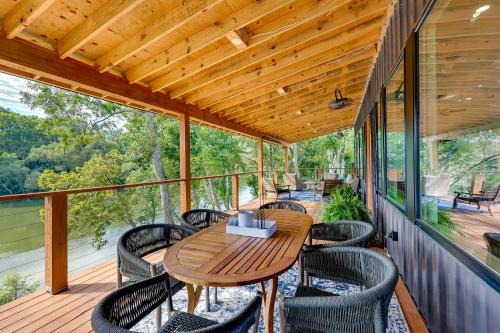 Modern, Riverfront Family House w/Balcony & Grill in Arkadelphia